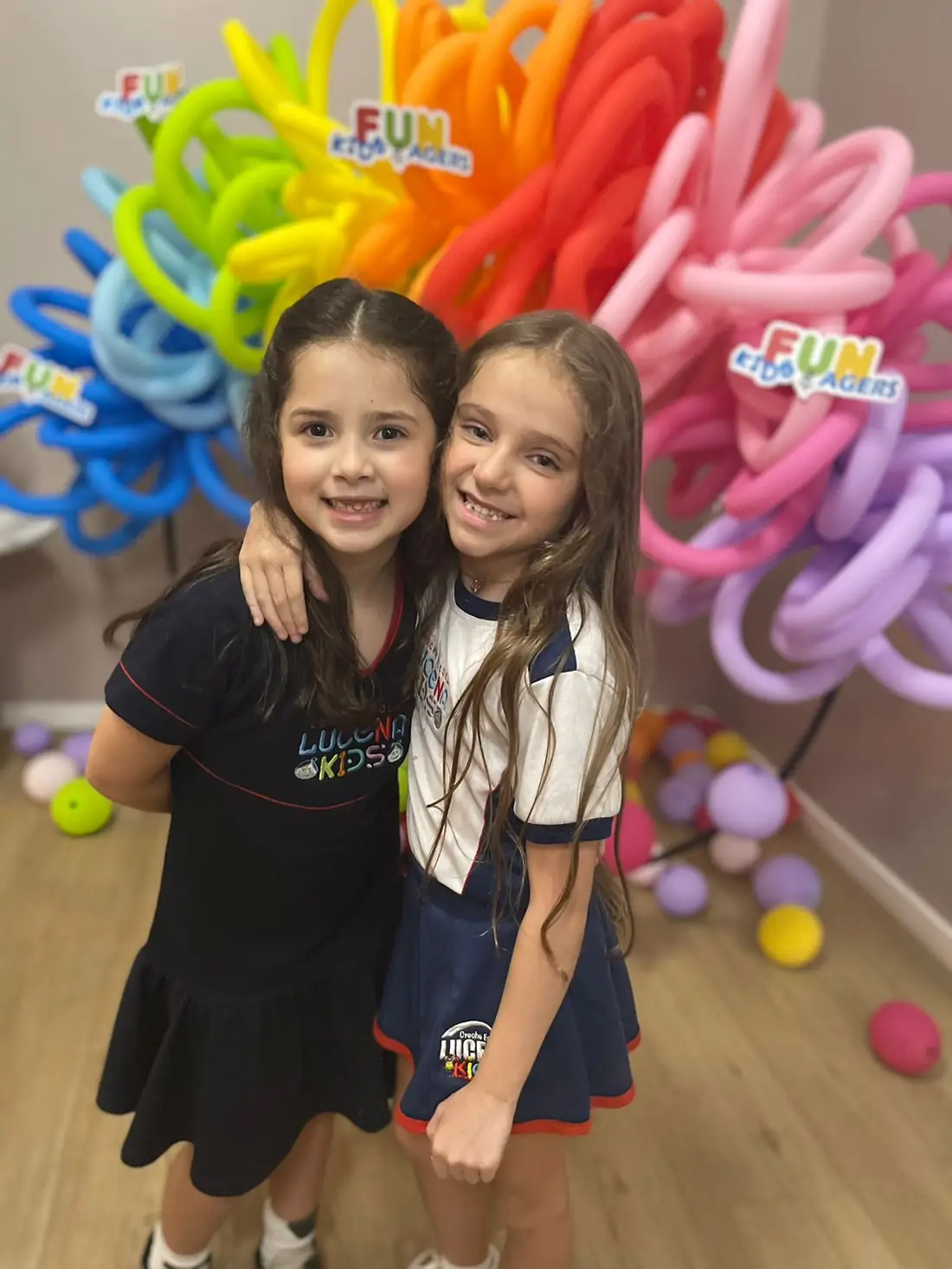 Duas alunas sorrindo